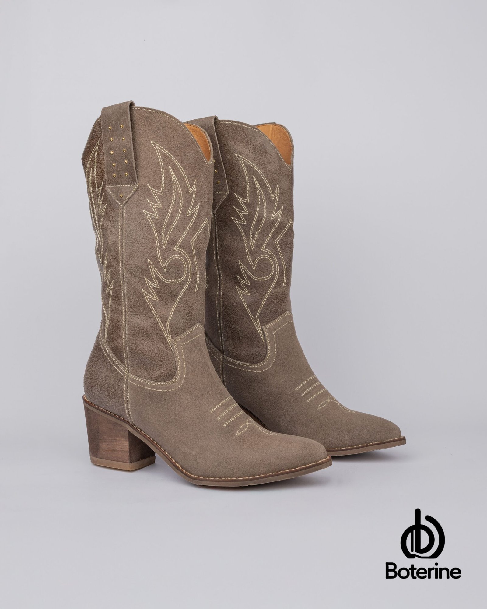 Botas texanas en gamuza beige para mujer - Image 2