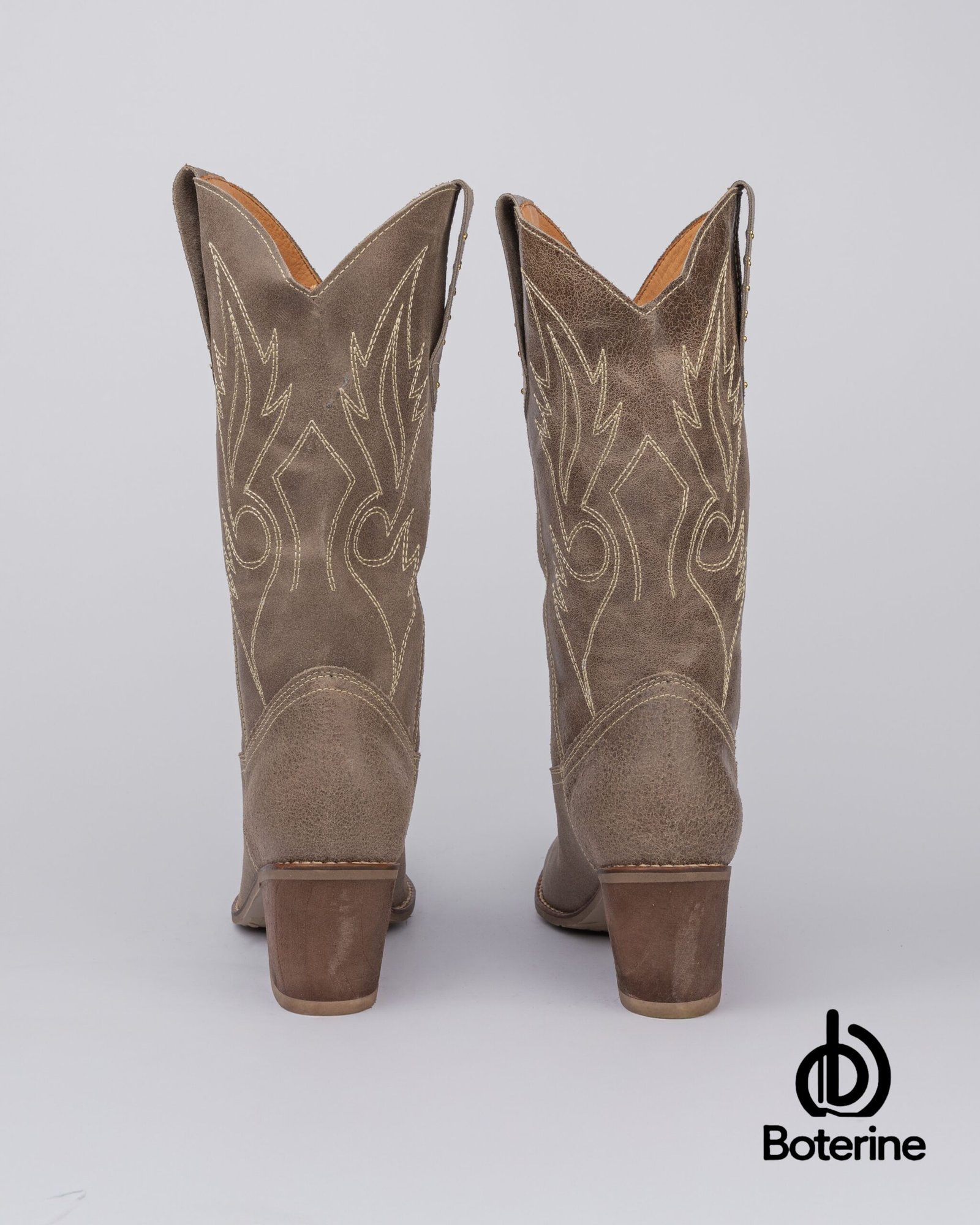 Botas texanas en gamuza beige para mujer - Image 3