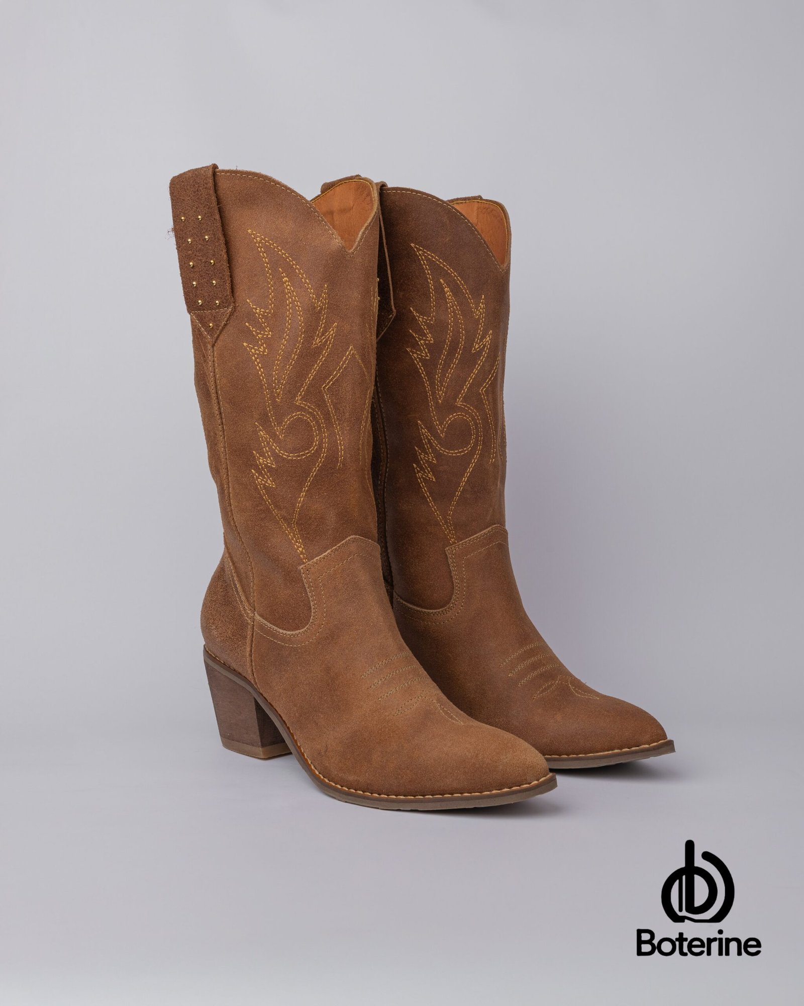 Botas en gamuza bordadas para mujer - Image 2